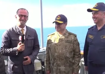 Mavi Vatan'da dev tatbikat! Komutanlardan savaş gemisinde net mesaj: İHA'da bir numarayız