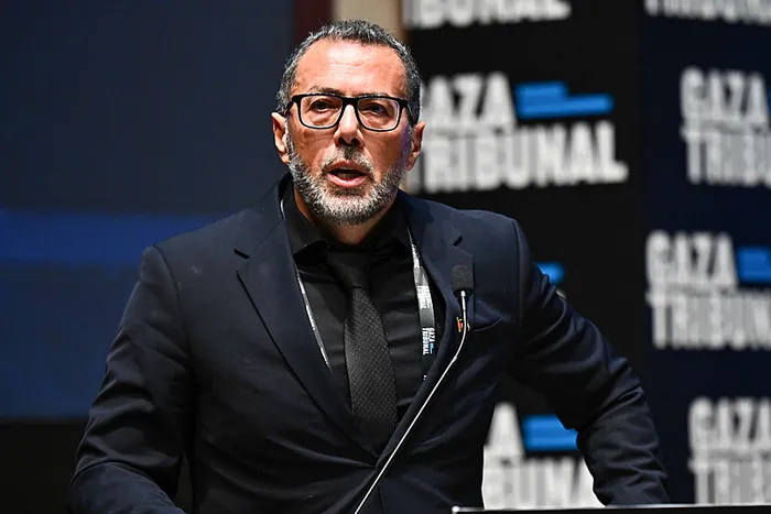 bagimsiz-gazze-mahkemesi-israil-soykirim-uyguluyor-1761484526533.jpg Eski Birleşmiş Milletler (BM) Filistin Raportörü Prof. Dr. Richard Falk başkanlığında, akademisyenler, insan hakları savunucuları, medya ve sivil toplum kuruluşu temsilcilerinin katılımıyla İstanbul Üniversitesi Prof. Dr. Cemil Birsel Konferans Salonu'nda, 'Gazze Mahkemesi: Nihai Oturum' düzenlendi. Gazeteci Ramzy Baroud, programa katılarak konuşma yaptı. (AA)