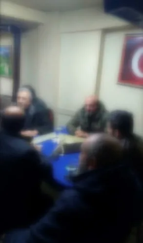 Koronavirüs nedeniyle kapalı olması gereken kıraathanede oyun oynayan kişiler yakalandı - 1