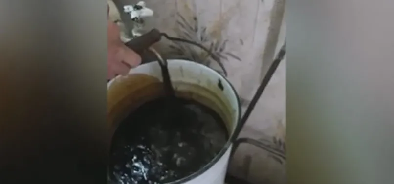 Köyün musluklarından sıcak petrol aktı