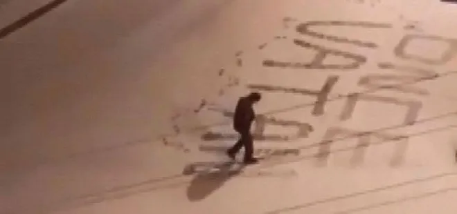 Polisten iç ısıtan hareket: Vatan sevgisini karla kaplı yola yazdı!