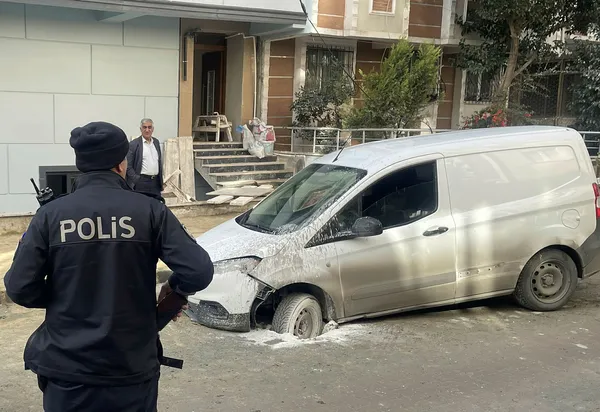 avcilarda-yol-coktu-arac-icine-dustu-1669461381865.jpg Avcılar'da yol çöktü! Araç içine düştü - 1
