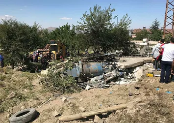 Son dakika: Kayseri'de iş makinası eve girdi!