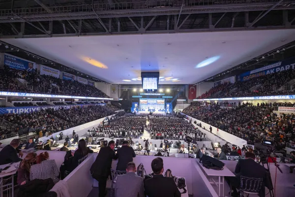 Başkan Erdoğan’dan milyonlar için peş peşe müjdeler! Evlenecek gençler dikkat: Faizsiz 2 yıl geri ödemesiz kredi! Kadınlara erken emeklilik düzenlemesi