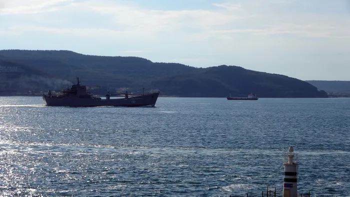 Son dakika: ABD savaş gemisi İstanbul Boğazı'ndan geçti! Ağır silahlarla nöbet tutan askerler dikkat çekti. - 2