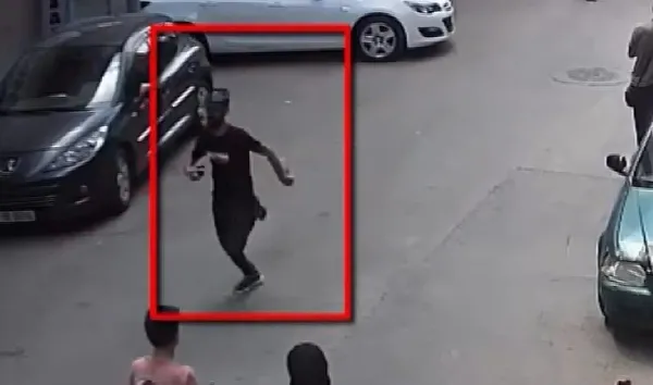 gaziantepte-kapkac-ani-kamerada-yardim-icin-yanasti-telefonu-caldi-1661500600435.jpg Gaziantep’te kapkaç anı kamerada! Yardım için yanaştı telefonu çaldı - 2