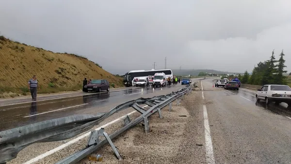 antalyada-yolcu-otobusu-sarampole-devrildi-10-kisi-yarali-1686494232903.jpg Antalya'da yolcu otobüsü şarampole devrildi: 10 kişi yaralı - 2