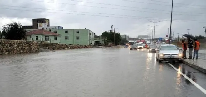 Şiddetli yağmur yolları kapattı!