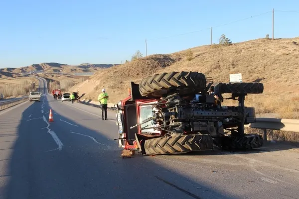 Son dakika: Sivas'ta korkunç kaza! Römork traktörden ayrılıp metrelerce sürüklendi - 1
