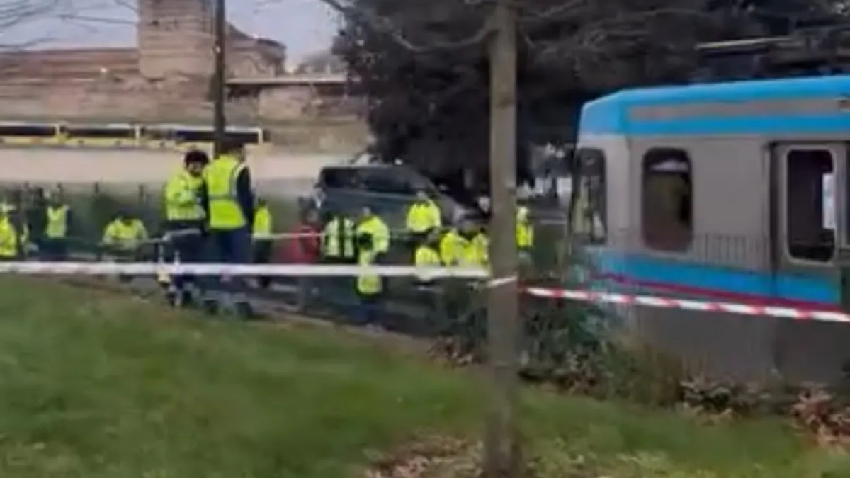 Teknik arıza faciaya neden oluyordu! Tramvay raydan çıktı: Yolcular tahliye edildi
