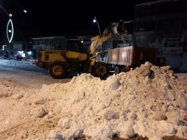 Van'da yoğun kar yağışı nedeniyle kapanan 100 mahallenin yolu açıldı - 1