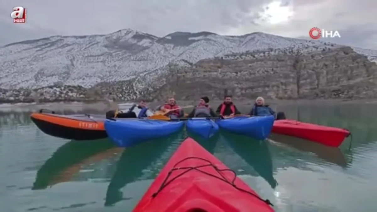 Tortum Gölü'nde kano üzerinde sazlı sözlü eğlence