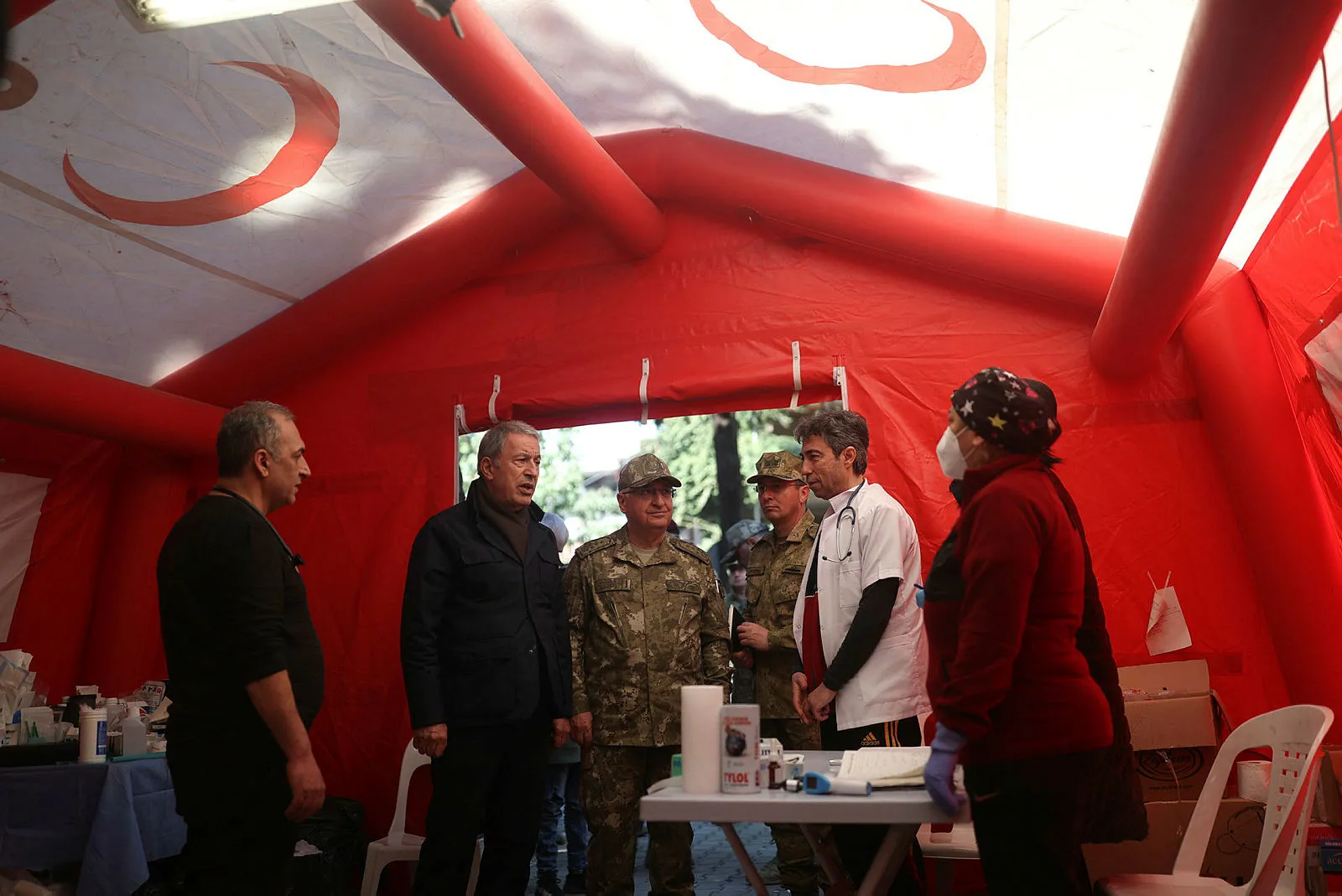 Milli Savunma Bakanı Hulusi Akar Hatay'da depremzedeleri ziyaret etti: Yaralarımızı saracağız