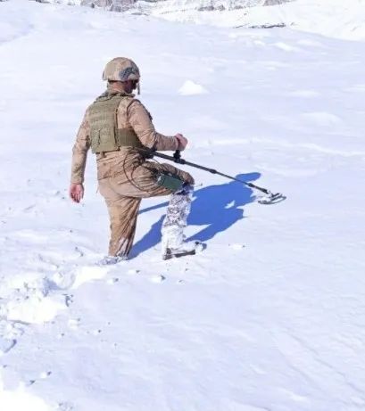 Mehmetçik zorlu kış şartlarına rağmen PKK'ya göz açtırmadı! YILDIRIM-17 BESTA'dan dikkat çeken görüntüler - 5