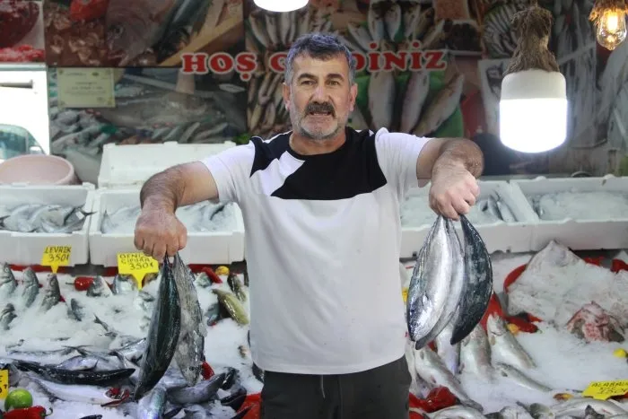 Balıkçı tezgahları rengarenk! Alıcının da satıcının da yüzü gülüyor - 1