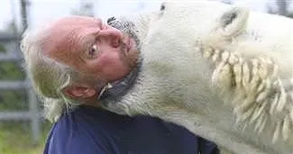 Eyvah, adamı boğazlıyor! FOTO GALERİ