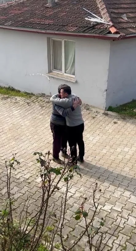 cumhur-ittifaki-izmir-buyuksehir-belediye-baskan-adayi-hamza-dag-vatandasla-arasinda-sicak-goruntuler-sen-uret-1708446042927.jpeg Cumhur İttifakı İzmir Büyükşehir Belediye Başkan Adayı Hamza Dağ'dan 'elbisem kirli' diyen vatandaşa örnek davranış! “Sen üreticisin sana sarılacağım" - 4