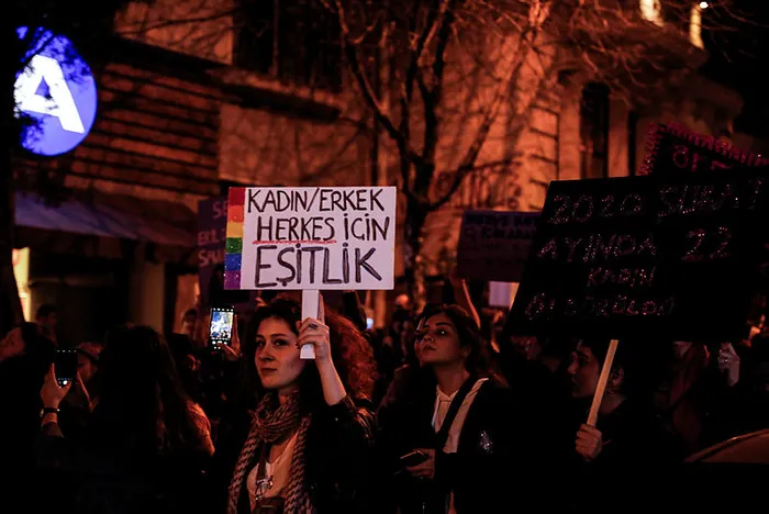 Taksim'deki izinsiz 8 Mart gösterilerinde 34 kişi gözaltına alındı - 1