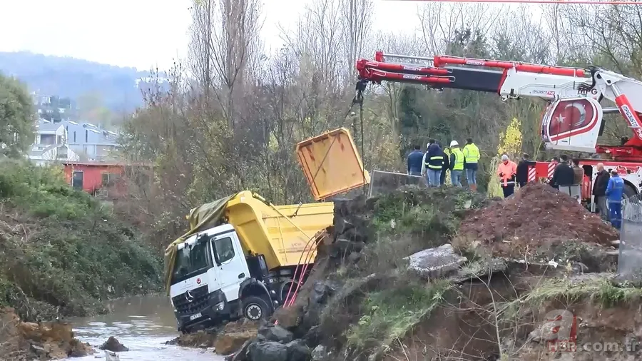 Sağanak yağış sonrası İstanbul'da felaket! Yol çöktü iki araç dereye uçtu 9