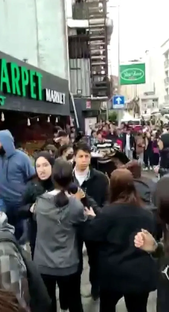 sultanbeylide-liseli-kizlarin-kavgasinda-tekmeler-ve-tokatlar-havada-ucustu-ortalik-savas-alanina-dondu-1650610742859.jpg Sultanbeyli'de liseli kızların kavgasında tekmeler ve tokatlar havada uçuştu! Ortalık savaş alanına döndü - 3
