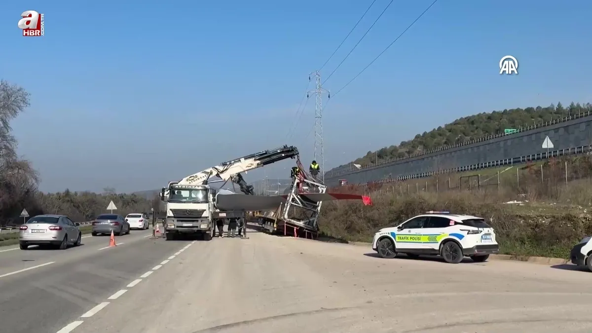 Rüzgar türbinin kanadını taşıyan TIR su kanalına düştü