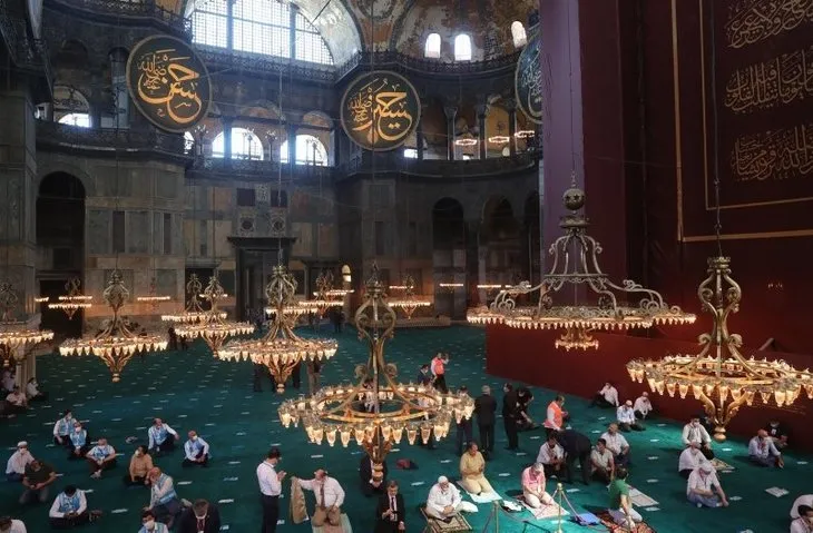 86 yıllık hasret bir cuma vakti vuslata erdi! Ayasofya Camii'nin ibadete açılışının yıl dönümü