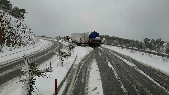 son-dakika-ankara-adana-kara-yolunda-kar-ve-tipi-engeli-trafige-kapatildi-1643122011437.jpg