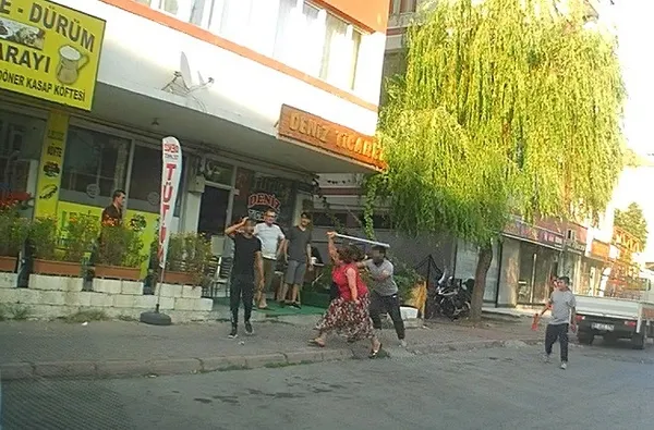 kayseride-eli-sopali-kadin-dehseti-onune-gelen-erkege-saldirdi-1662555811857.jpg Kayseri’de eli sopalı kadın dehşeti! Önüne gelen erkeğe saldırdı - 3