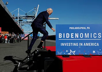 ABD Başkanı Biden bildiğiniz gibi! Skandal açıklamaların yanı sıra bir kez daha düştü