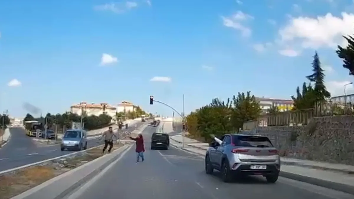 İstanbul'da trafikte taşlı kavga! Refüjden alıp otomobile fırlattı