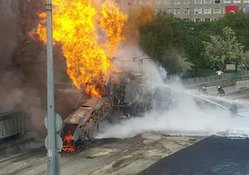 Ankara'da iş makinesi doğalgaz borusunu patlattı