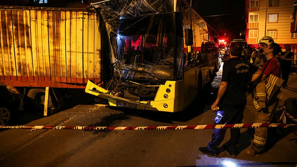 İstanbul'da İETT dehşeti! Gece yarısı tam 17 arabaya birden çarparak durabildi! Şoför kayıplarda...
