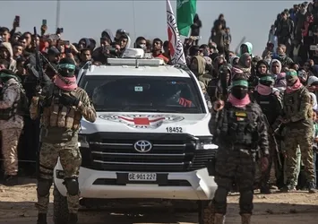 Hamas bir İsrailli esire ait cesedi daha Kızılhaç'a teslim etti