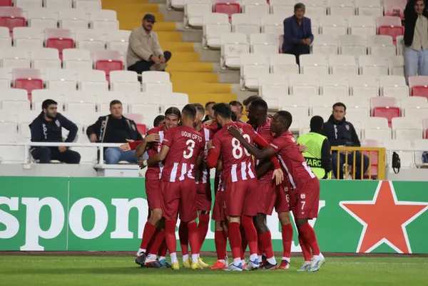 sivasspor-tarihe-gectigi-macta-yenildi-1665081350689.jpg Sivasspor tarihe geçtiği maçta yenildi - 1