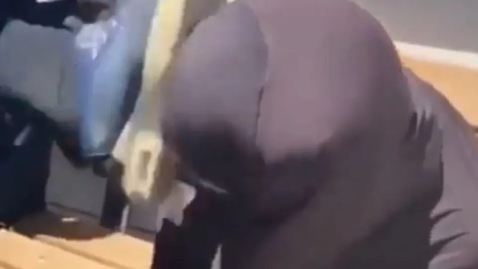 Suriye uyruklu 70 yaşındaki Leyla Muhammed’in yüzüne tekme atan Şakir Çakır tutuklandı