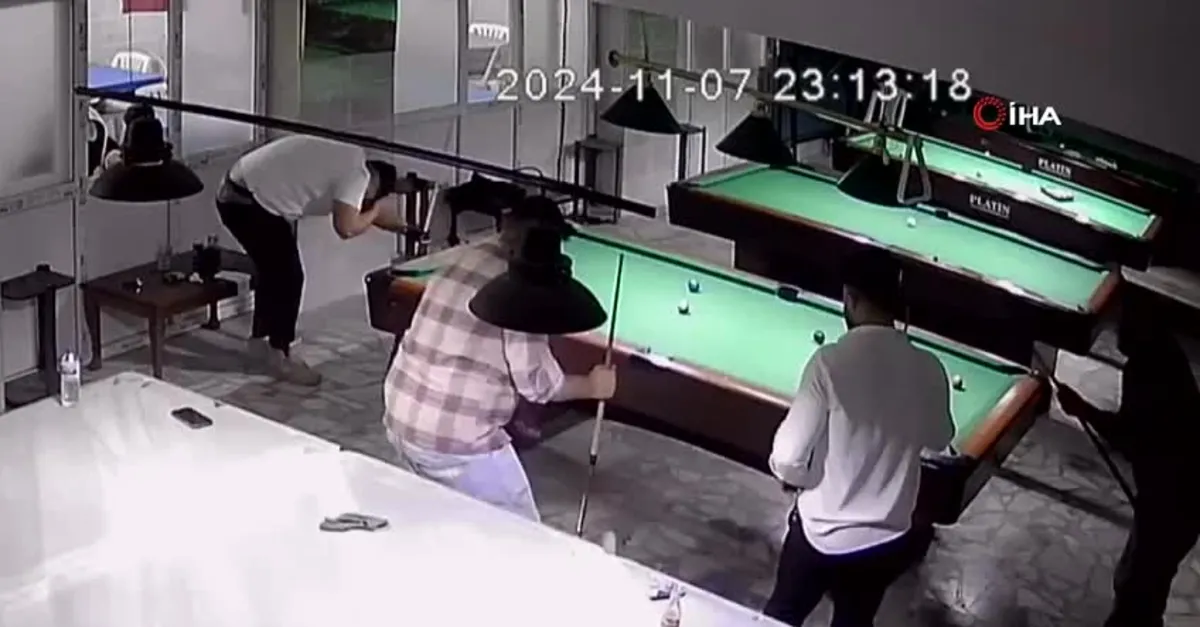 Kafasına bilardo topu gelen genç yere yığıldı! Arkadaşları kahkahaya boğuldu