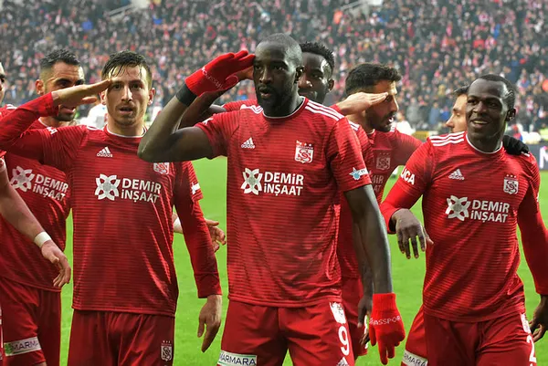 Lider Sivasspor evinde Göztepe’yi mağlup etti