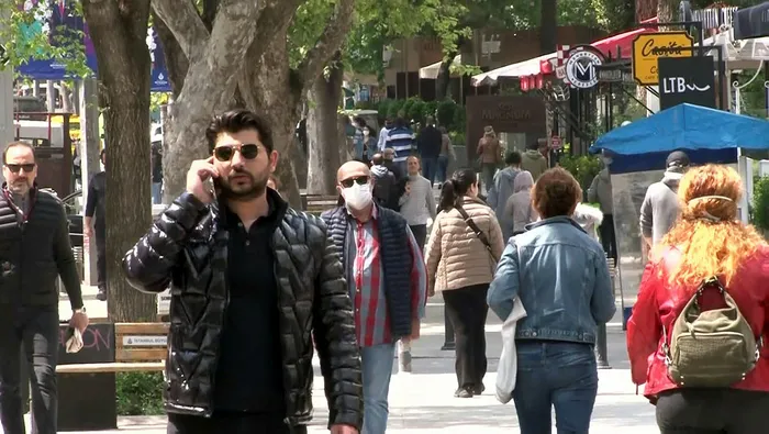 İstanbul’da coronavirüse aldırmayan vatandaşlar, Bağdat Caddesi'ni yine doldurdu - 1