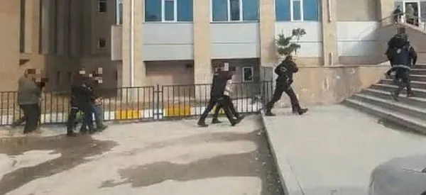 vanda-gocmen-kacakcilarina-operasyon-104-supheli-yakalandi-1678084363966.jpg Van'da göçmen kaçakçılarına operasyon! 104 şüpheli yakalandı - 2