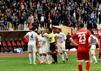 Futbolcuyu duşta unutup maça çıktılar!