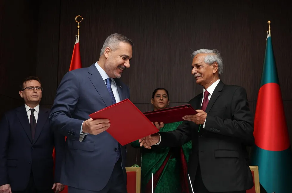 disisleri-bakani-fidan-bagladeste-ticaret-hacmini-2-milyar-dolara-yukseltecegiz-1780641685094.jpg Dışişleri Bakanı Hakan Fidan, Bangladeş ziyareti kapsamında başkent Dakka'da, Bangladeş Kültür Bakanı Nitai Roy Chowdhury ile ʺTürkiye ile Bangladeş Hükümetleri arasında Kültürel Varlıkların Korunması Alanında İşbirliği Mutabakat Zaptıʺnı imzaladı. (AA)
