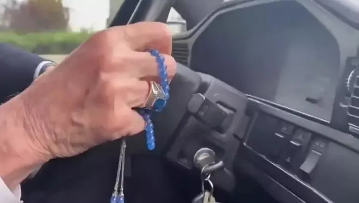 mhpden-bahceli-paylasimi-klasik-otomobilinde-ferdi-tayfuru-boyle-dinledi-1735915540742.jpeg MHP, Bahçeli'nin klasik otomobilinde Ferdi Tayfur'u dinlediği anları paylaştı (Foto: DHA)