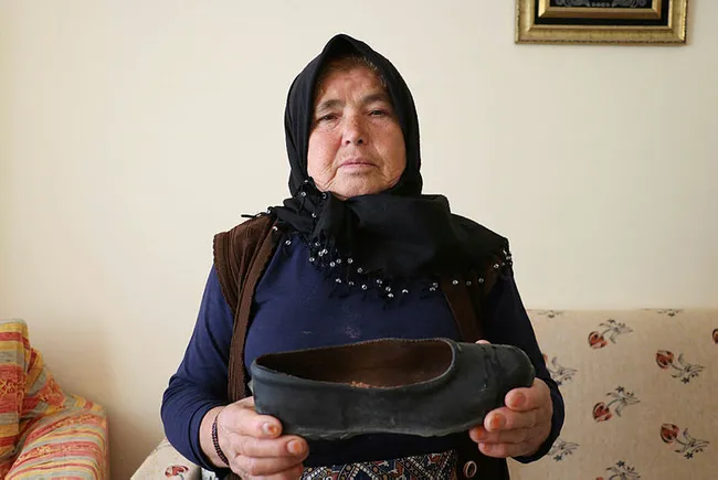 Lastik ayakkabısıyla sokak köpeğine su veren Hatice teyze o anları anlattı - 1