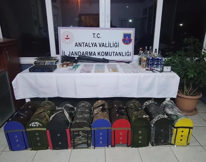 Antalya'da horoz dövüşü yaptırıldığı iddiasıyla 34 şüpheli yakalandı - 1