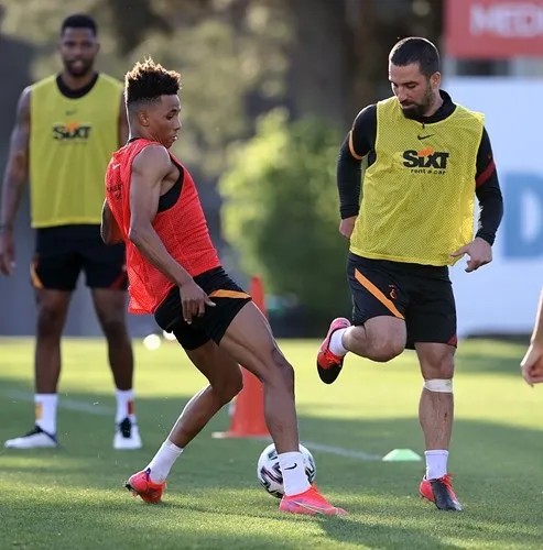 Galatasaray’da şampiyonluk maçı öncesi şok sakatlık! Yıldız isim antremanı yarıda bıraktı