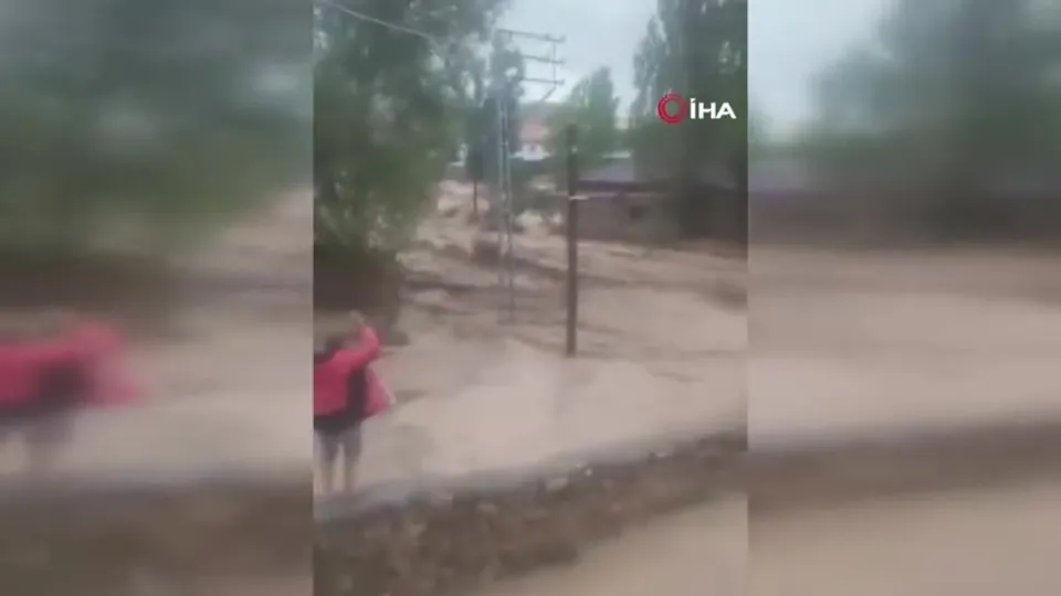 Kayseri’de sel suları kamyonu böyle sürükledi