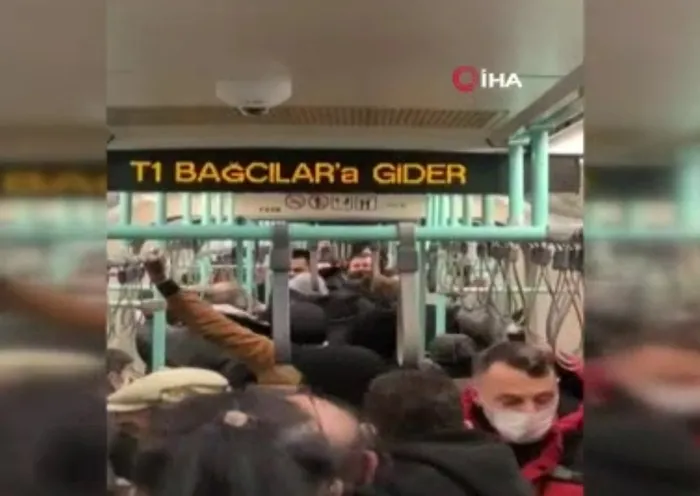 cevizlibagda-tramvay-icinde-1-yolcu-tekme-tokat-dovuldu-o-anlar-kamerada-1645692331299.jpg
