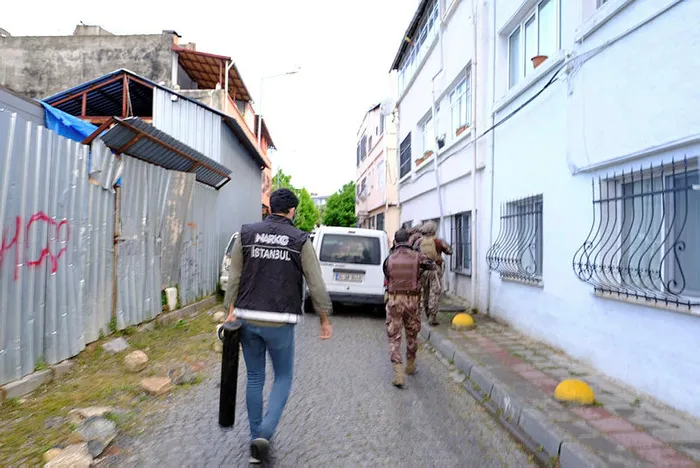 Son dakika: İstanbul Fatih’te dev narkotik operasyonu: Çok sayıda kişi gözaltına alındı