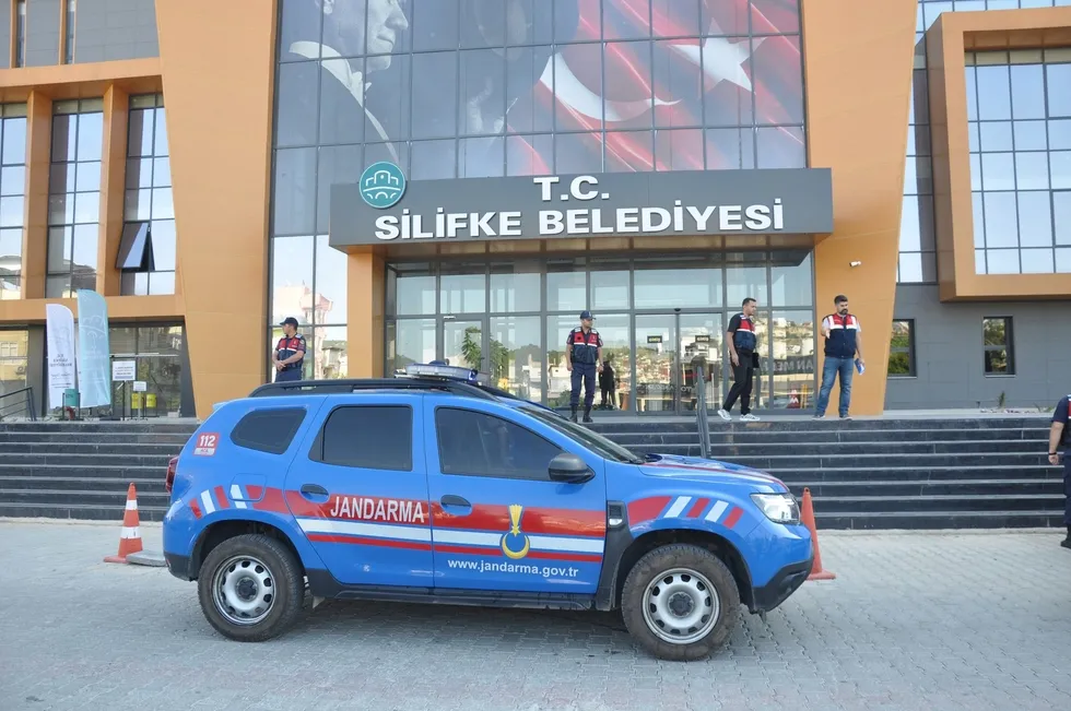 1782151942066.jpeg CHP'li Silifke Belediyesi'nde sahte kaşeli vurgun! Kutulardan deste deste dolar ve TL çıktı | Makam aracında taşımışlar - 8