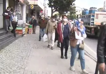 İstanbul’da PTT önlerinde metrelerce kuyruk!
